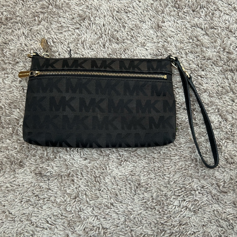 Michael kors women’s fashionable clutches